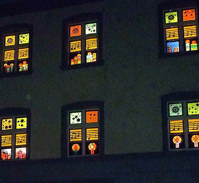 Gleich 24 Fenster leuchteten an der Hugenfeldschule.  | Foto: Claudia Gempp