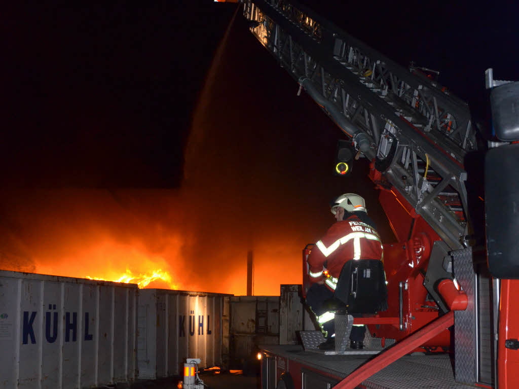 Der Brand bei der Recyclingfirma Khl forderte im August die Feuerwehr heraus, die ihr Knnen bewies.