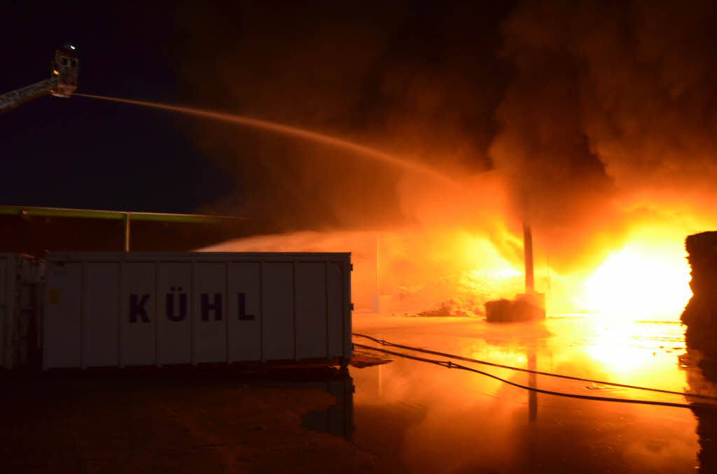 Mehr als 200 Menschen – von Feuerwehr, Polizei und DRK – waren beim Khl-Brand im Einsatz.