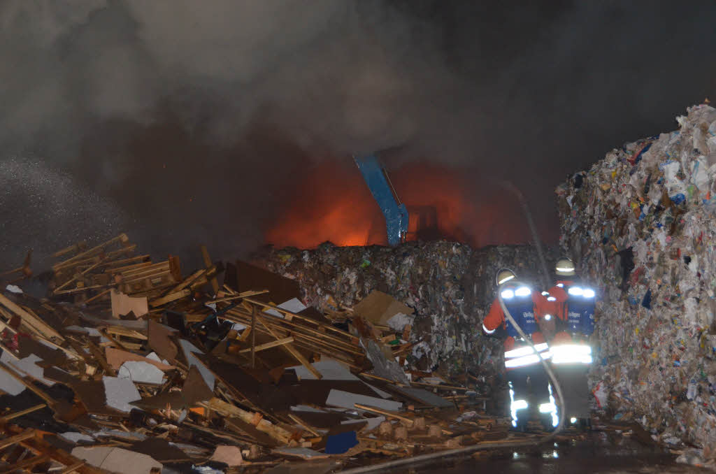 Recyclingmaterial wurde ein Raub der Flammen. Die Brandursache bleibt offen.