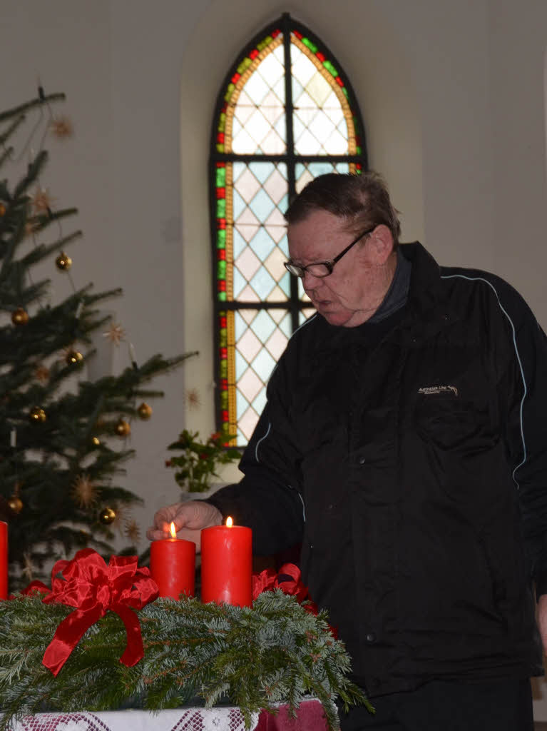 In der Kirche Kleinkems zndet Kirchendiener Karlheinz Brndlin die Kerzen an.