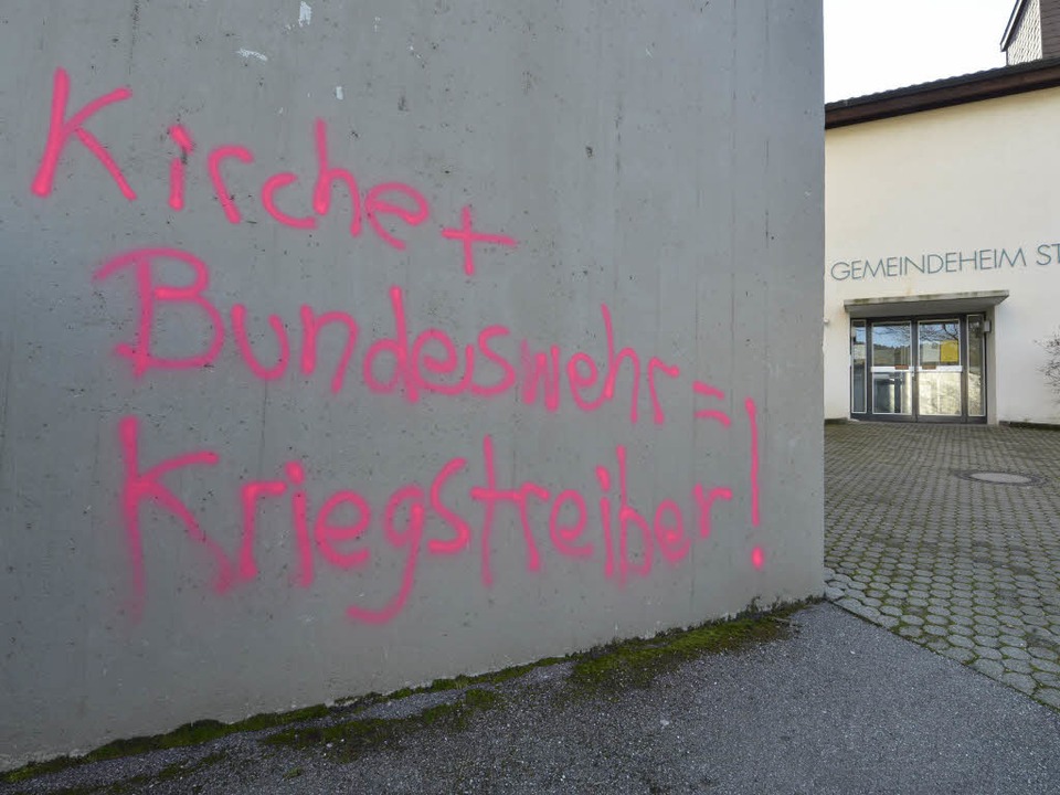 Pink auf Grau: Parolen prangen auf dem...le der Barbara-Kirche in Littenweiler.  | Foto: Michael Bamberger