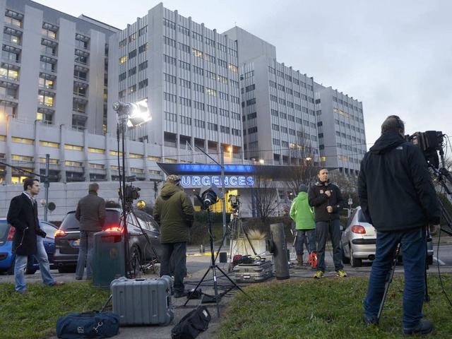 Der Medienansturm auf das Klinikum in Grenoble ist gewaltig.  | Foto: AFP