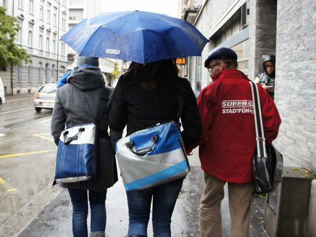 Markus Christen und die TeilnehmerInnen laufen durch die Feldbergstrasse.  | Foto: Savera Kang