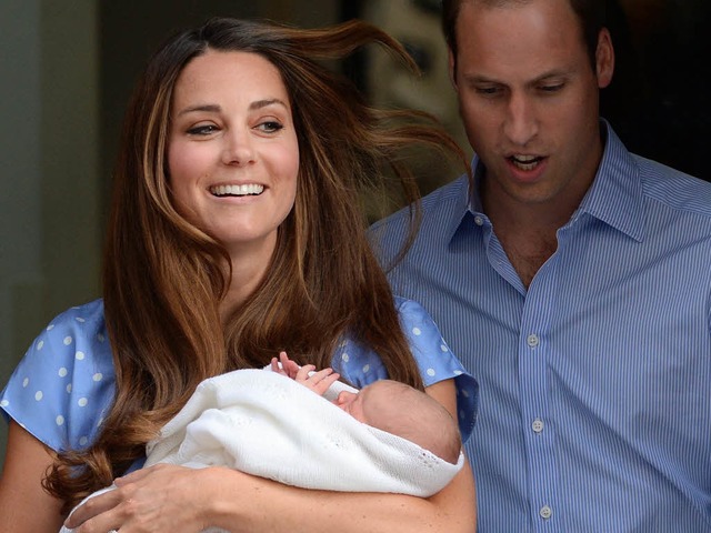 Eines der Bildes des Jahres: Herzogin ... William prsentieren ihr erstes Kind.  | Foto: dpa