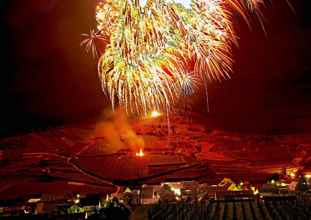 Mit einem groen Feuerwerk starteten  ...orf sein 950-jhriges Bestehen feiert.  | Foto: Herbert Trogus