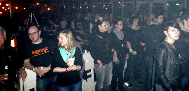 Ein bunt gemischtes Publikum genoss di...hmen bei der Rocknacht in Ewattingen.   | Foto: lr