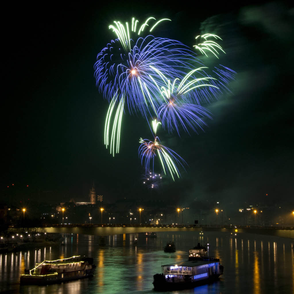 Prchtig war das Feuerwerk in Basel ber dem Rhein anzusehen. 