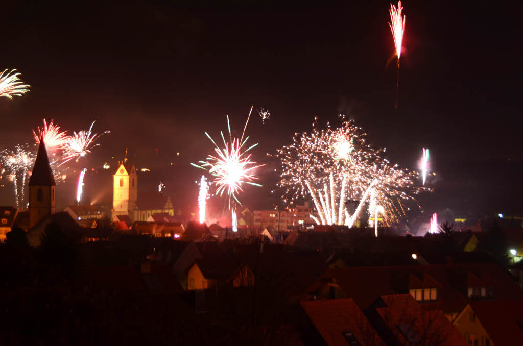 Pyrotechnische Farbenpracht ber der Endinger Altstadt. Die sternenklare Nacht sorgte fr ein weithin sichtbares Spektakel. 