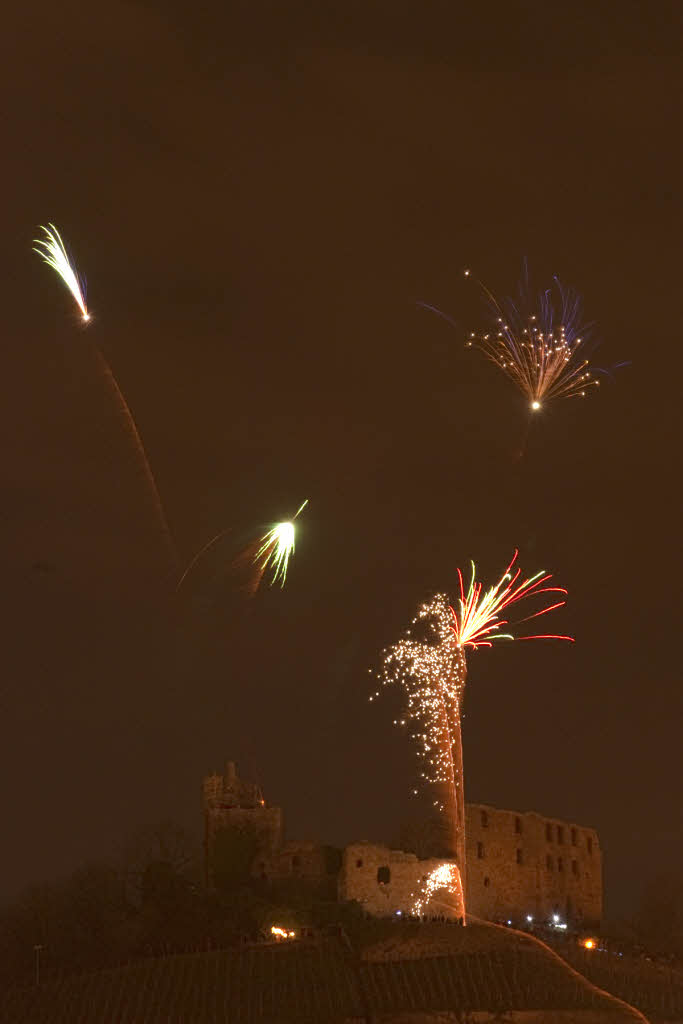 Mit einem Feuerwerk wurde das Jahr 2014 lautstark auf der Staufener Burg begrt. 
