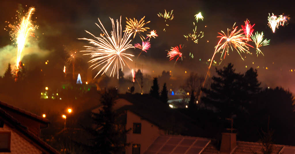 MIT einem rund halbstndigen Feuerwerk und knallenden Bllern begrten die Menschen im Hochschwarzwald – hier eine Aufnahme aus Lenzkirch – das Jahr 2014. Klarer Sternenhimmel begnstigte das farbenfrohe Lichtspektakel.  