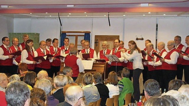 Gut besucht war das gemeinsame Konzert...leitete die Snger auf der Querflte.   | Foto: Ulrike Jger