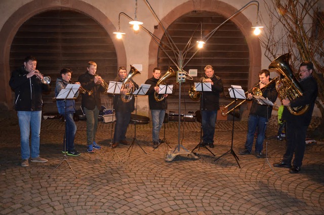 Mit flotten Rhythmen ließen die Turmbl...r Musikvereins das Jahr ausklingen. | Foto: Schopferer Mit flotten Rhythmen ließen die Turmbl...r Musikvereins das Jahr ausklingen. | Foto: Schopferer