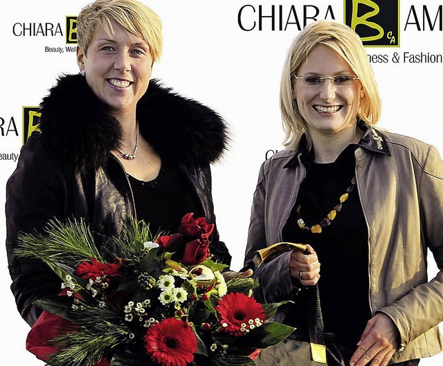 Christina Obergfll (links) mit Sandra Schmiederer von  Chiara Ambra.   | Foto: D. Fink
