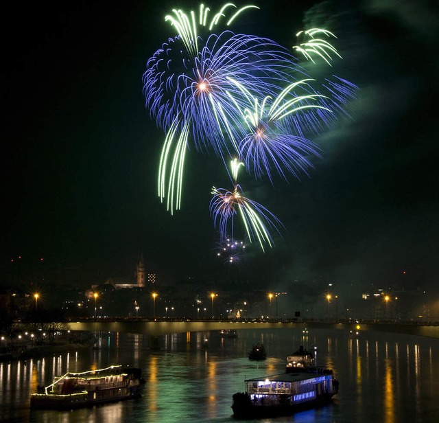 Prchtig war das Feuerwerk in Basel ber dem Rhein anzusehen.   | Foto: dpa