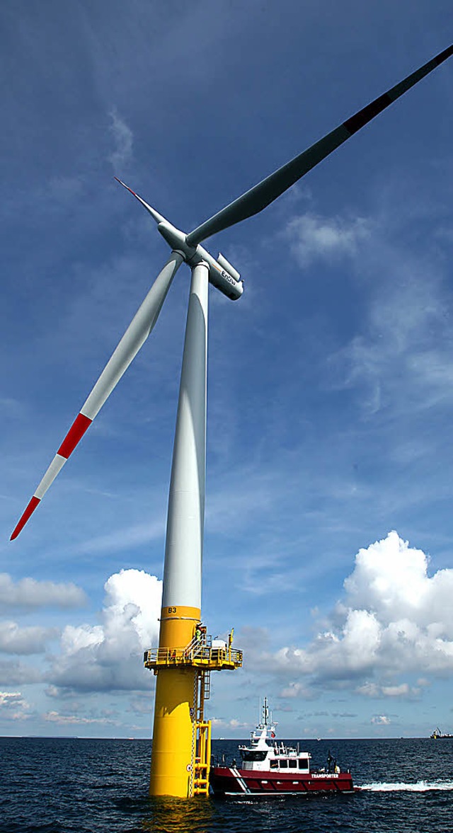 Windrad des Karlsruher Versorgers  EnBW in der Ostsee   | Foto: dpa