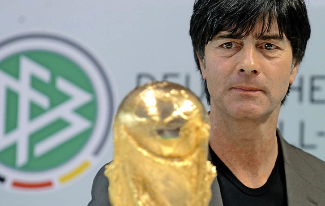Den WM-Pokal im Blick: Joachim Lw  | Foto: dpa