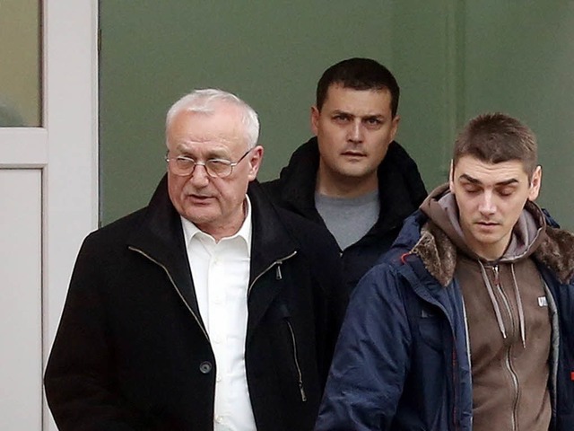 Josip Perkovic (links) in Begleitung von Polizisten.  | Foto: AFP