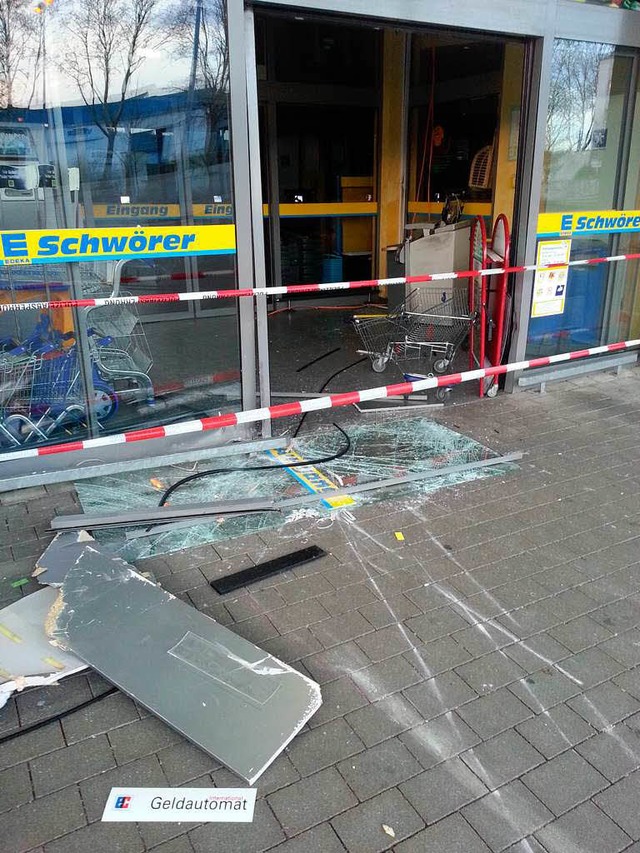 Glasscherben, ein demolierter Auszugsd...ndinger Edeka-Marktes am Neujahrstag.   | Foto: Martin Wendel