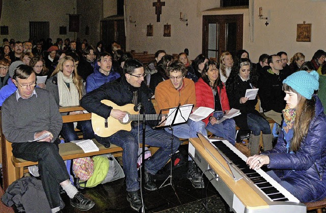 Taiz-Teilnehmer feiern den kumenisch...der St. Nikolauskirche in Ichenheim.    | Foto: Dieter Fink