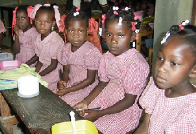 Diese haitianischen Kinder erhalten &#...ann in Meyer in den Bergen von Haiti.   | Foto: Privat