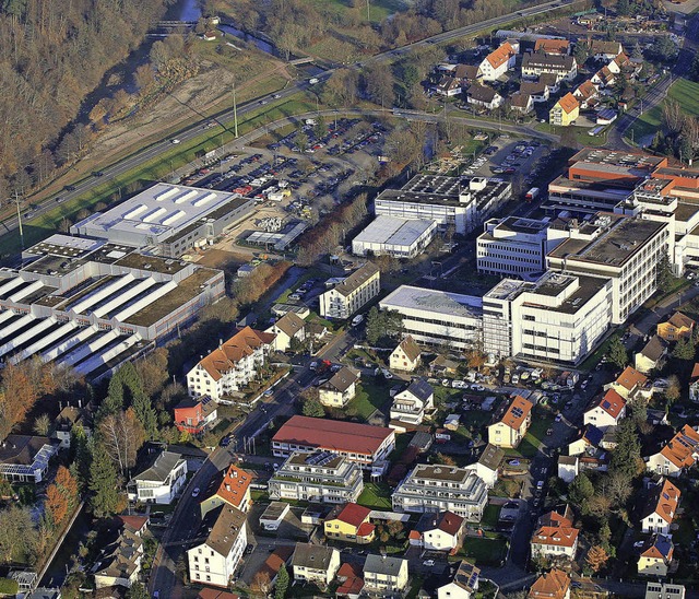 Ein Dorf in Bewegung: Mchtig erweiter...m Haupt-Produktionsstandort Maulburg.   | Foto: Meyer