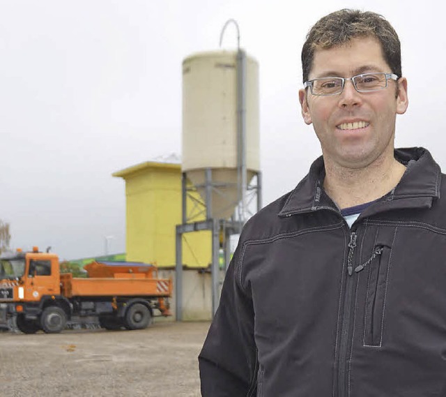 Matthias Huber vor dem grten Silo, das 70 Tonnen Salz fasst.  | Foto: Peter Gerigk