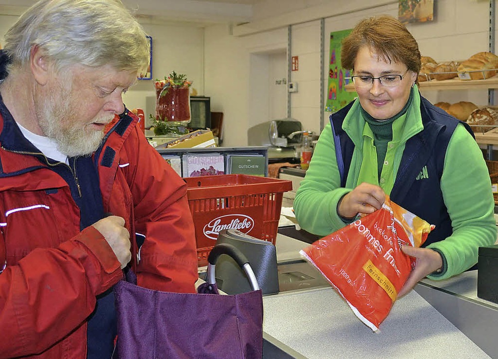 Barbara Knrzer, Leiterin des Dorfladens, mit einem Kunden.  | Foto: Schilling