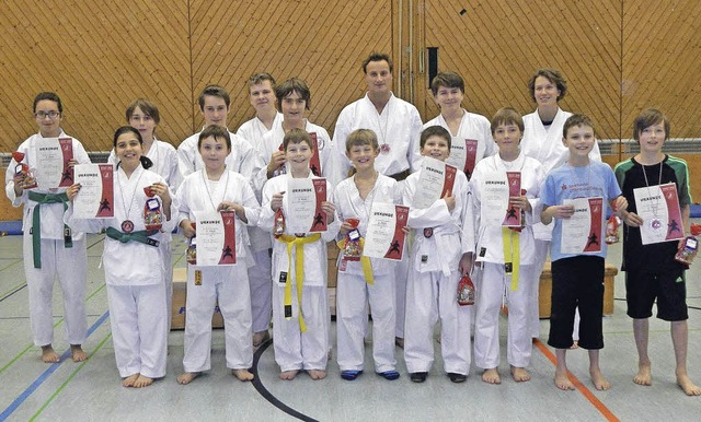 Stolz prsentierten die kleinen Karatekas ihre Urkunden.   | Foto: karate-Dojo