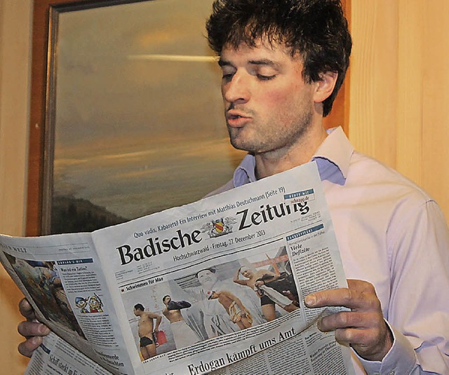 Eine Ausgabe der Badischen Zeitung diente Thomas Pforte als einzige Requisite.   | Foto: C. Liebwein