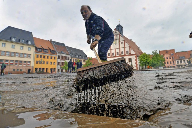 Aufrumen nach der Flut im schsischen Grimma im Juni   | Foto: dpa