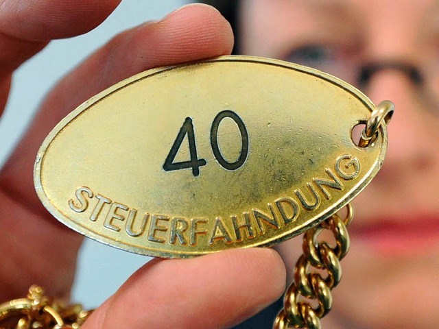 Bevor die Steuerfahndung bei ihnen ank...n, zeigen sich viele Snder selbst an.  | Foto: dpa