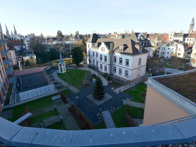 Vom modernen Altenpflegeheim ein Blick auf das sanierte Verwaltungsgebude.  | Foto: Ingo Schneider