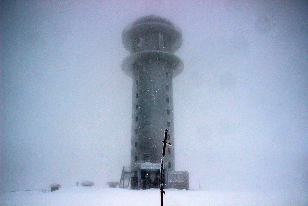 Im Schneesturm zeichnen sich die Umrisse des Feldbergturms ab.