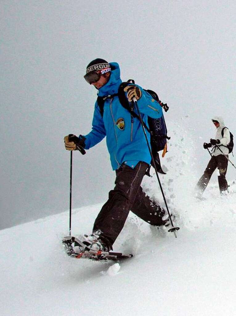 Bergab kann man mit den Schneeschuhen sogar rennen. Tobias Kurzeder zeigt wie es geht.