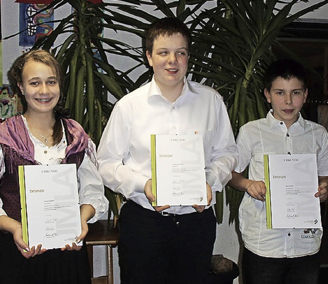 Selina Sigwart, Jan Messerschmid und  ...ger der Trachtenkapelle Gndelwangen.   | Foto: Selz