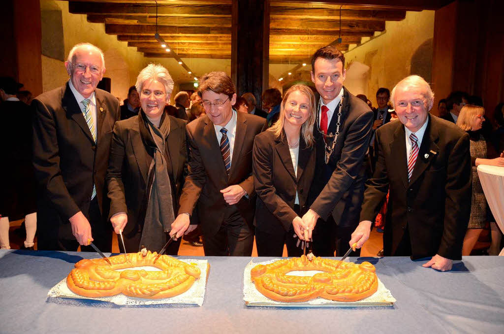 Brezelanschnitt mit den Vertretern der Gemeinderatsfraktionen und dem Brgermeisterpaar.