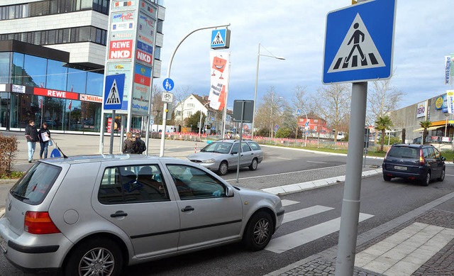 Der Verkehr am Schlaufenkreisel fliet..., finden auch die meisten Autofahrer.   | Foto: Jochen Fillisch
