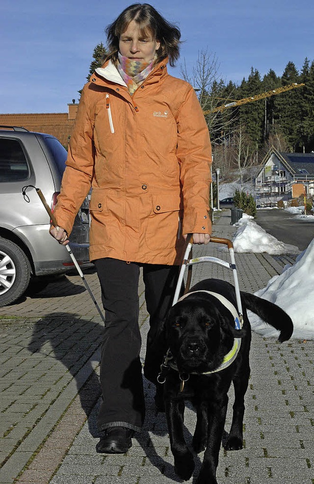 Anne Tesch mit ihrem Labrador Patch beim Spazierengehen in Neustadt    | Foto: Annemarie Zwick