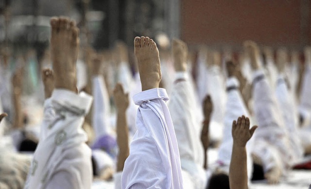 Massen-Yoga in Indien &#8211; beim Vol...k in Hausen lernt man die Grundlagen.   | Foto: dpa