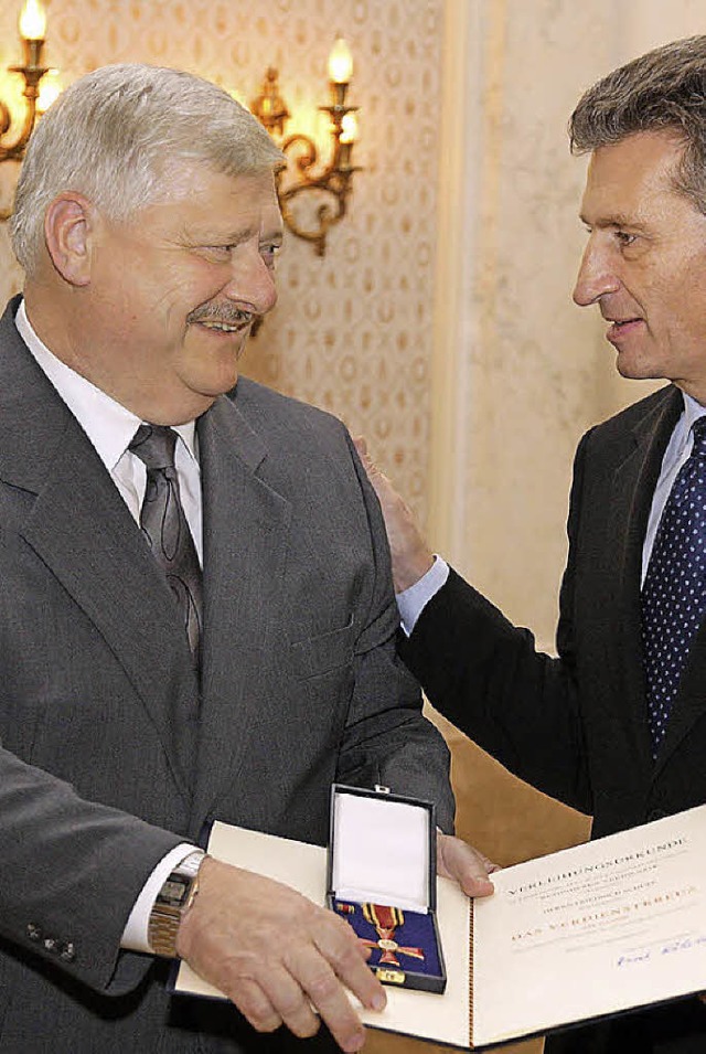 Friedrich Schupp bei der Verleihung de...Ministerprsidenten Gnther Oettinger.  | Foto: staatsministerium