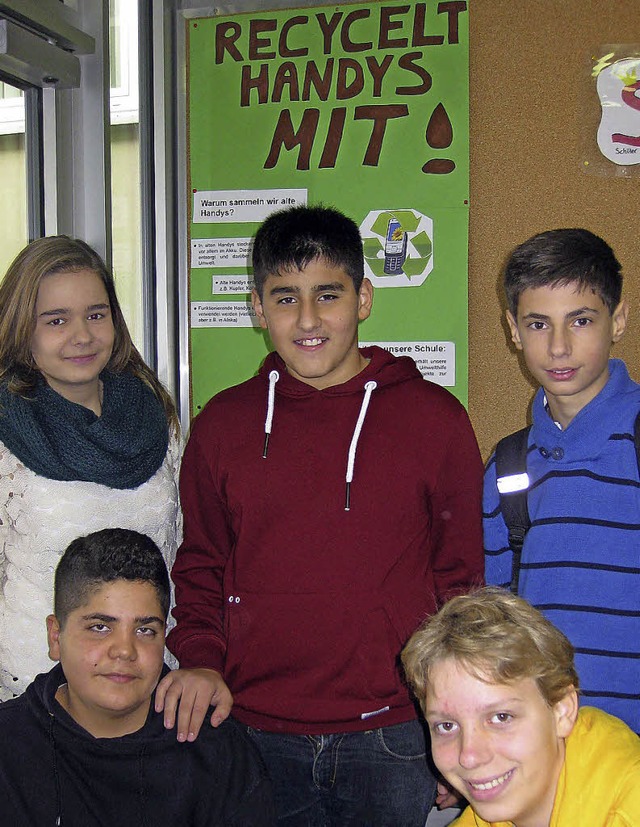 Sammeln  alte Handys:  Donika Zeneli, ...ks),  Emre Torun und Tim Krol (vorne)   | Foto: Schule