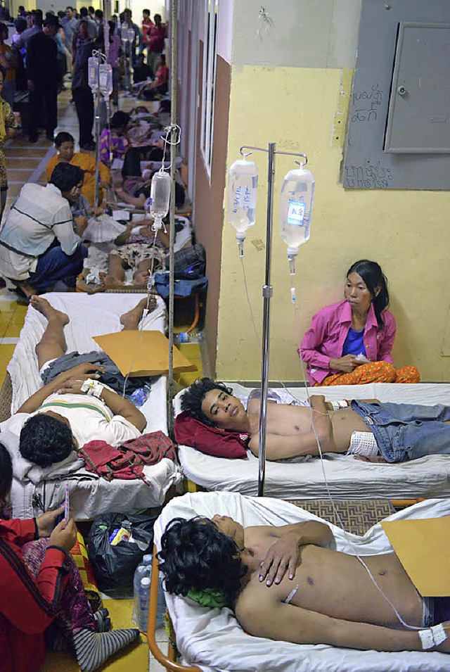 Verletzte der Straenschlachten in einer Klinik in Phnom Penh   | Foto: dpa