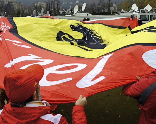 In Grenoble entrollten Schumi-Fans eine riesige Ferrari-Fahne.   | Foto: AFP