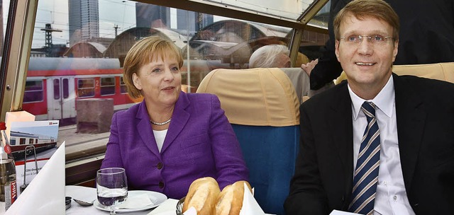 Da sa er noch an ihrer Seite: Ronald ...009 mit Bundeskanzlerin Angela Merkel   | Foto: dpa