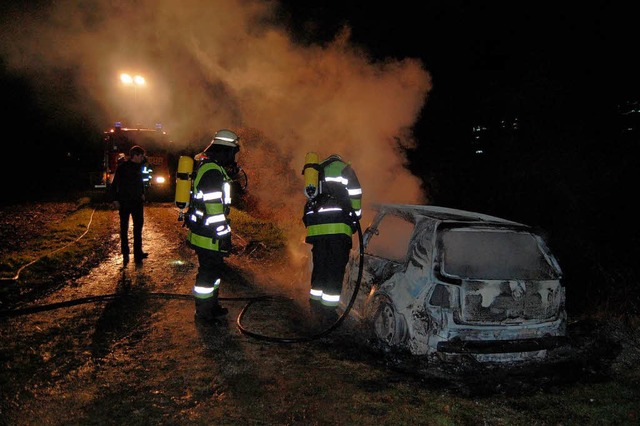 Von dem Personenwagen, der nahe der Au...ldweg brannte, blieb nicht viel brig.  | Foto: Martin Hmmerle