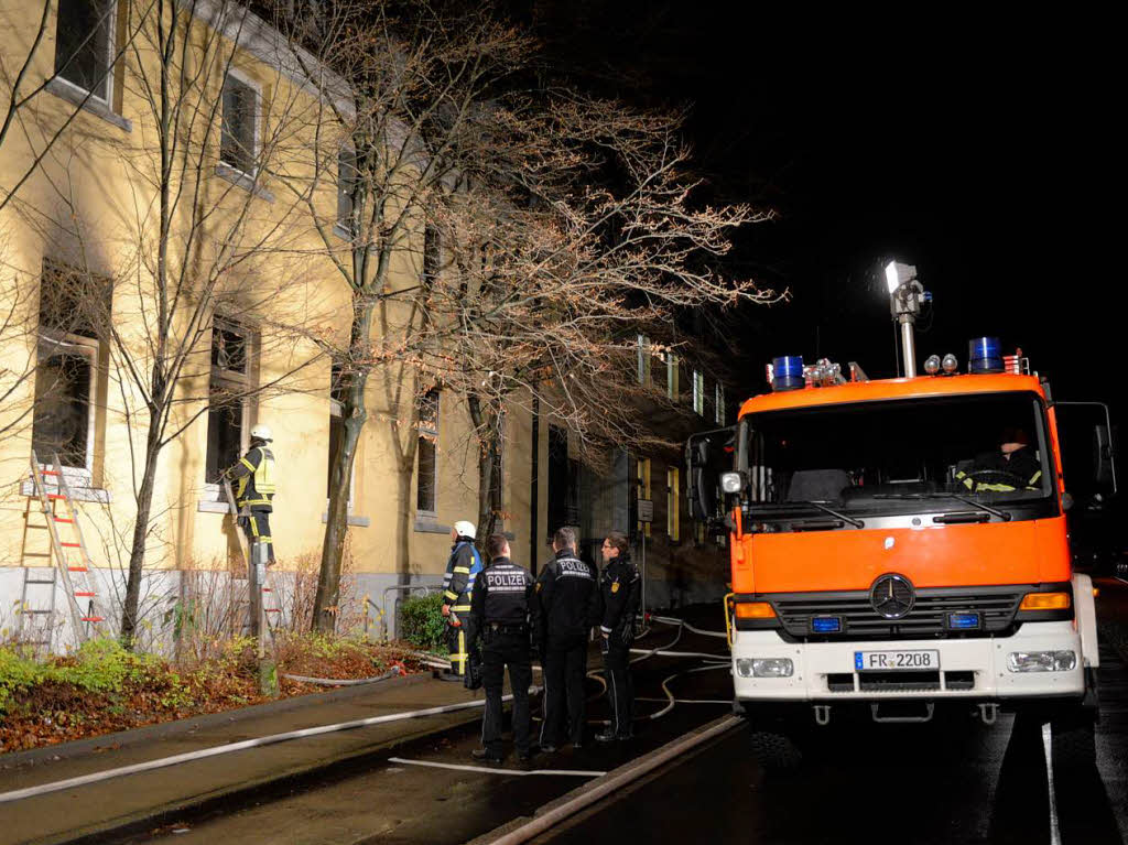 Ein Groaufgebot der Freiburger Feuerwehr lscht den Brand in der Zentralwscherei der Uniklinik.