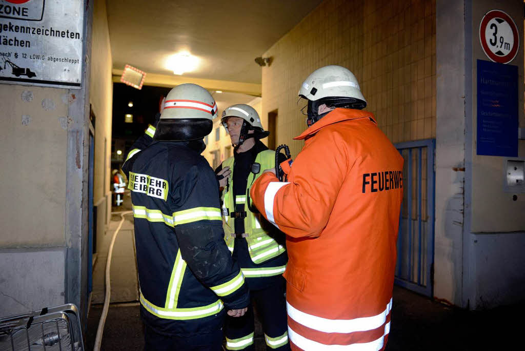 Ein Groaufgebot der Freiburger Feuerwehr lscht den Brand in der Zentralwscherei der Uniklinik.