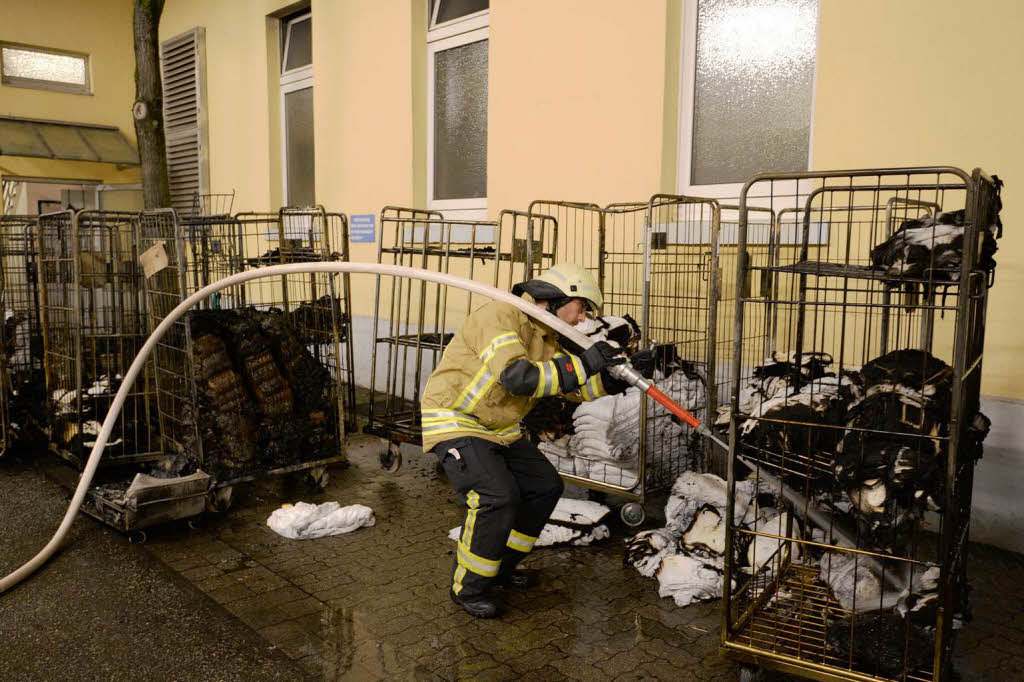 Ein Groaufgebot der Freiburger Feuerwehr lscht den Brand in der Zentralwscherei der Uniklinik.