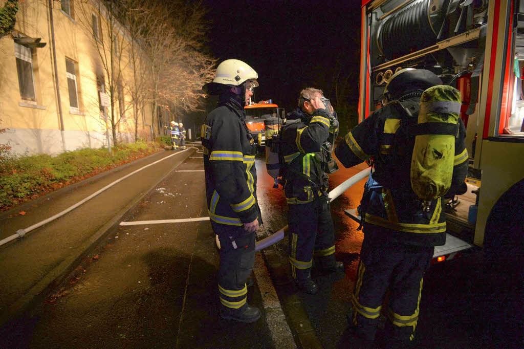 Ein Groaufgebot der Freiburger Feuerwehr lscht den Brand in der Zentralwscherei der Uniklinik.